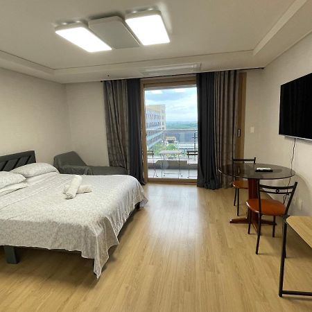 Spacious Luxury Condo W/ Kitchen Beside Hilton Clark D'Heights Angeles Exterior photo