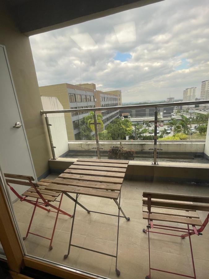 Spacious Luxury Condo W/ Kitchen Beside Hilton Clark D'Heights Angeles Exterior photo