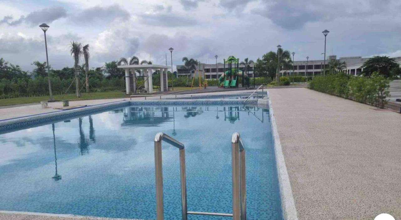 Spacious Luxury Condo W/ Kitchen Beside Hilton Clark D'Heights Angeles Exterior photo